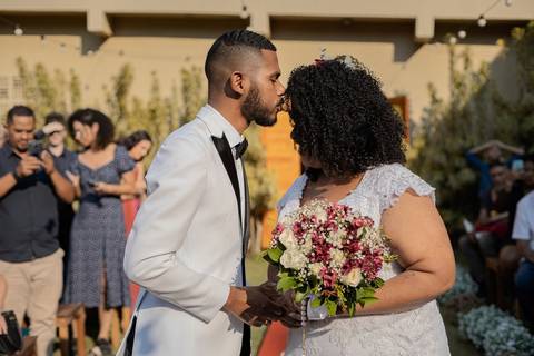 As melhores ideias e inspirações criativas de fotos de casamento registradas por fotógrafos profissionais de eventos da empresa Criativus Foto e Vídeo no Espaço Buffet Novo Sonho: Foto do momento da cerimônia'