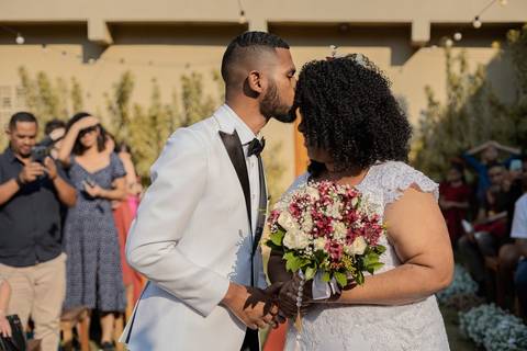 As melhores ideias e inspirações criativas de fotos de casamento registradas por fotógrafos profissionais de eventos da empresa Criativus Foto e Vídeo no Espaço Buffet Novo Sonho: Foto do momento da cerimônia'