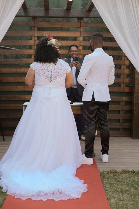 As melhores ideias e inspirações criativas de fotos de casamento registradas por fotógrafos profissionais de eventos da empresa Criativus Foto e Vídeo no Espaço Buffet Novo Sonho: Foto do momento da cerimônia'