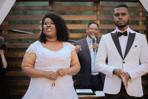 As melhores ideias e inspirações criativas de fotos de casamento registradas por fotógrafos profissionais de eventos da empresa Criativus Foto e Vídeo no Espaço Buffet Novo Sonho: Foto do momento da cerimônia'