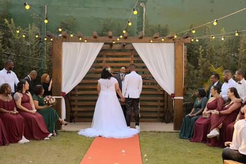 As melhores ideias e inspirações criativas de fotos de casamento registradas por fotógrafos profissionais de eventos da empresa Criativus Foto e Vídeo no Espaço Buffet Novo Sonho: Foto do momento da cerimônia'