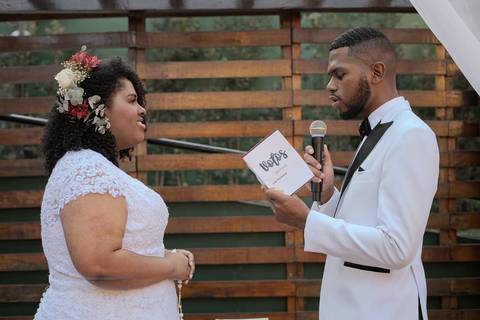 As melhores ideias e inspirações criativas de fotos de casamento registradas por fotógrafos profissionais de eventos da empresa Criativus Foto e Vídeo no Espaço Buffet Novo Sonho: Foto do momento da cerimônia'