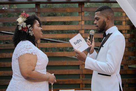 As melhores ideias e inspirações criativas de fotos de casamento registradas por fotógrafos profissionais de eventos da empresa Criativus Foto e Vídeo no Espaço Buffet Novo Sonho: Foto do momento da cerimônia'