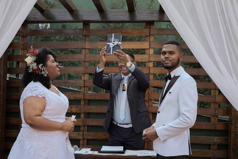 As melhores ideias e inspirações criativas de fotos de casamento registradas por fotógrafos profissionais de eventos da empresa Criativus Foto e Vídeo no Espaço Buffet Novo Sonho: Foto do momento da cerimônia'