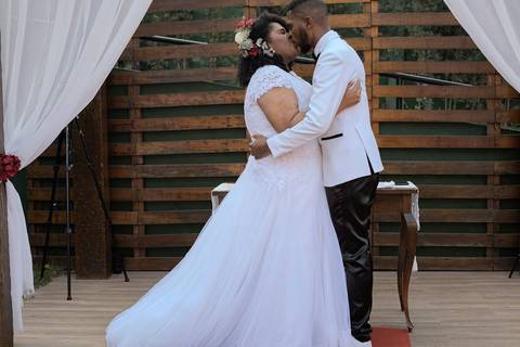 As melhores ideias e inspirações criativas de fotos de casamento registradas por fotógrafos profissionais de eventos da empresa Criativus Foto e Vídeo no Espaço Buffet Novo Sonho: Foto do momento da cerimônia'