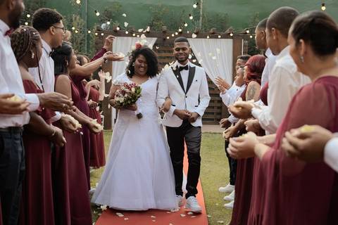 As melhores ideias e inspirações criativas de fotos de casamento registradas por fotógrafos profissionais de eventos da empresa Criativus Foto e Vídeo no Espaço Buffet Novo Sonho: Foto dos noivos saindo da cerimônia'