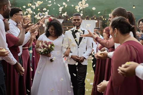 As melhores ideias e inspirações criativas de fotos de casamento registradas por fotógrafos profissionais de eventos da empresa Criativus Foto e Vídeo no Espaço Buffet Novo Sonho: Foto dos noivos saindo da cerimônia'