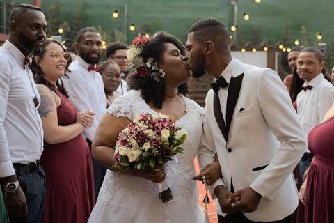 As melhores ideias e inspirações criativas de fotos de casamento registradas por fotógrafos profissionais de eventos da empresa Criativus Foto e Vídeo no Espaço Buffet Novo Sonho: Foto dos noivos saindo da cerimônia'