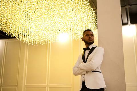 As melhores ideias e inspirações criativas de fotos de casamento registradas por fotógrafos profissionais de eventos da empresa Criativus Foto e Vídeo no Espaço Buffet Novo Sonho: Fotos do making of do noivo'