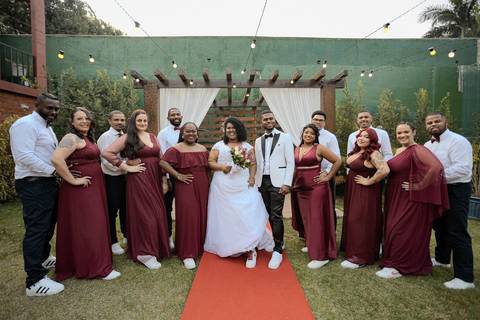 As melhores ideias e inspirações criativas de fotos de casamento registradas por fotógrafos profissionais de eventos da empresa Criativus Foto e Vídeo no Espaço Buffet Novo Sonho: Foto dos noivos com os seus padrinhos'