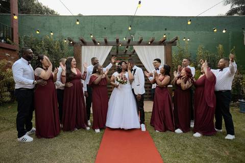 As melhores ideias e inspirações criativas de fotos de casamento registradas por fotógrafos profissionais de eventos da empresa Criativus Foto e Vídeo no Espaço Buffet Novo Sonho: Foto dos noivos com os seus padrinhos'