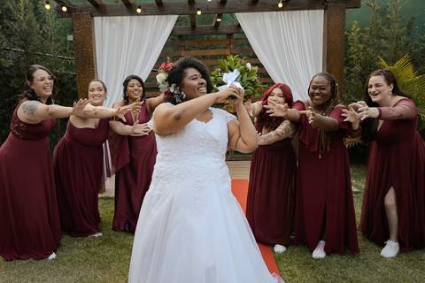 As melhores ideias e inspirações criativas de fotos de casamento registradas por fotógrafos profissionais de eventos da empresa Criativus Foto e Vídeo no Espaço Buffet Novo Sonho: Foto da noiva com suas madrinhas'