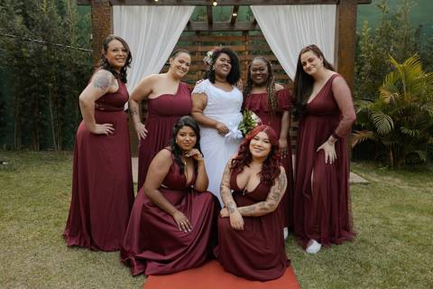 As melhores ideias e inspirações criativas de fotos de casamento registradas por fotógrafos profissionais de eventos da empresa Criativus Foto e Vídeo no Espaço Buffet Novo Sonho: Foto da noiva com suas madrinhas'