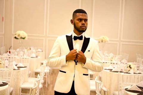 As melhores ideias e inspirações criativas de fotos de casamento registradas por fotógrafos profissionais de eventos da empresa Criativus Foto e Vídeo no Espaço Buffet Novo Sonho: Fotos do making of do noivo'