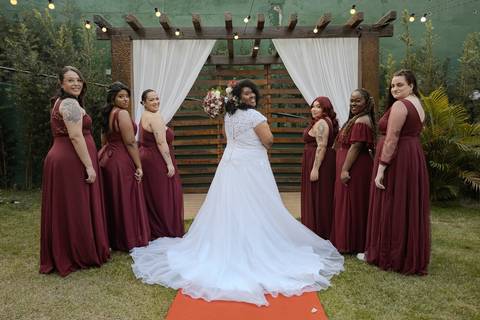 As melhores ideias e inspirações criativas de fotos de casamento registradas por fotógrafos profissionais de eventos da empresa Criativus Foto e Vídeo no Espaço Buffet Novo Sonho: Foto da noiva com suas madrinhas'