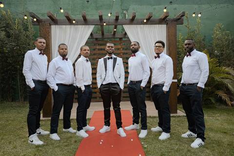 As melhores ideias e inspirações criativas de fotos de casamento registradas por fotógrafos profissionais de eventos da empresa Criativus Foto e Vídeo no Espaço Buffet Novo Sonho: Foto do noivo com seus padrinhos'