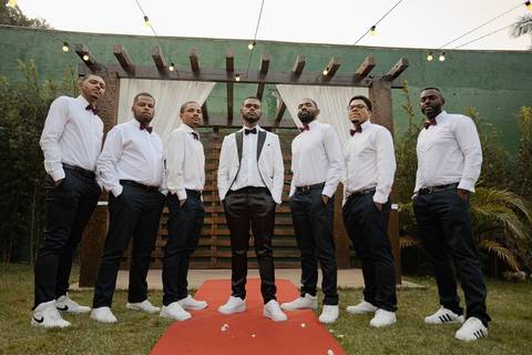 As melhores ideias e inspirações criativas de fotos de casamento registradas por fotógrafos profissionais de eventos da empresa Criativus Foto e Vídeo no Espaço Buffet Novo Sonho: Foto do noivo com seus padrinhos'