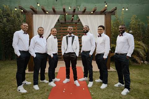 As melhores ideias e inspirações criativas de fotos de casamento registradas por fotógrafos profissionais de eventos da empresa Criativus Foto e Vídeo no Espaço Buffet Novo Sonho: Foto do noivo com seus padrinhos'