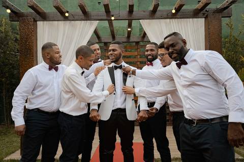 As melhores ideias e inspirações criativas de fotos de casamento registradas por fotógrafos profissionais de eventos da empresa Criativus Foto e Vídeo no Espaço Buffet Novo Sonho: Foto do noivo com seus padrinhos'