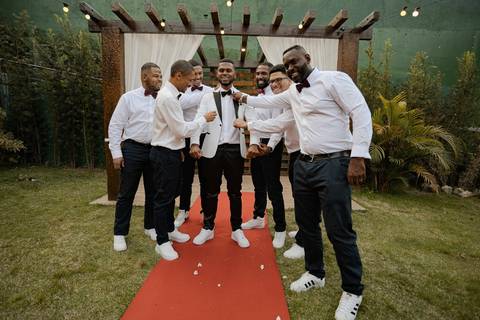 As melhores ideias e inspirações criativas de fotos de casamento registradas por fotógrafos profissionais de eventos da empresa Criativus Foto e Vídeo no Espaço Buffet Novo Sonho: Foto do noivo com seus padrinhos'