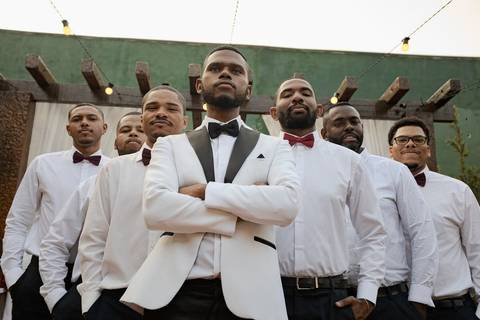 As melhores ideias e inspirações criativas de fotos de casamento registradas por fotógrafos profissionais de eventos da empresa Criativus Foto e Vídeo no Espaço Buffet Novo Sonho: Foto do noivo com seus padrinhos'