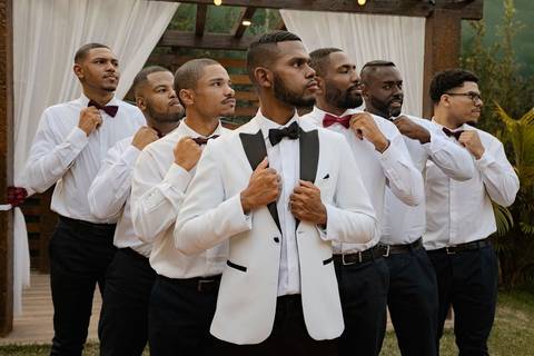 As melhores ideias e inspirações criativas de fotos de casamento registradas por fotógrafos profissionais de eventos da empresa Criativus Foto e Vídeo no Espaço Buffet Novo Sonho: Foto do noivo com seus padrinhos'