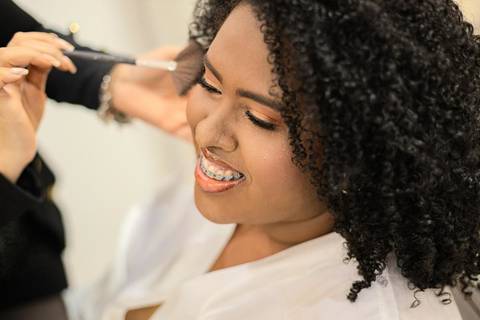 As melhores ideias e inspirações criativas de fotos de casamento registradas por fotógrafos profissionais de eventos da empresa Criativus Foto e Vídeo no Espaço Buffet Novo Sonho: Fotos do making of da noiva'