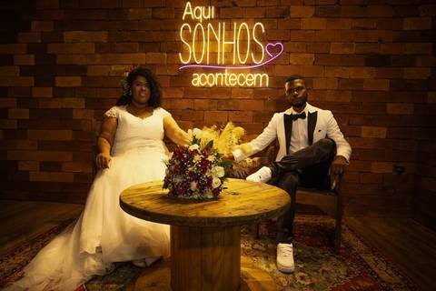 As melhores ideias e inspirações criativas de fotos de casamento registradas por fotógrafos profissionais de eventos da empresa Criativus Foto e Vídeo no Espaço Buffet Novo Sonho: Foto protocolares dos noivos na recepção'