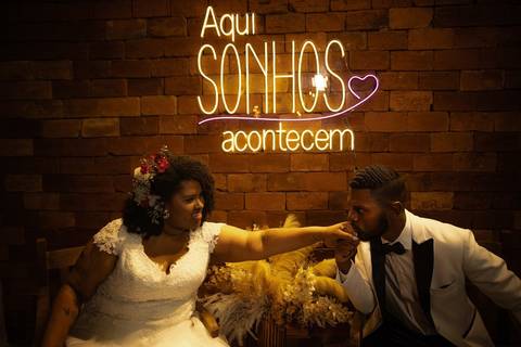 As melhores ideias e inspirações criativas de fotos de casamento registradas por fotógrafos profissionais de eventos da empresa Criativus Foto e Vídeo no Espaço Buffet Novo Sonho: Foto protocolares dos noivos na recepção'