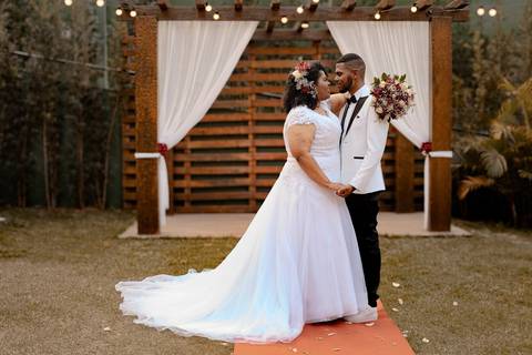 As melhores ideias e inspirações criativas de fotos de casamento registradas por fotógrafos profissionais de eventos da empresa Criativus Foto e Vídeo no Espaço Buffet Novo Sonho: Foto protocolares dos noivos na cerimônia'