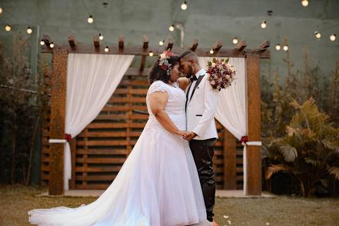 As melhores ideias e inspirações criativas de fotos de casamento registradas por fotógrafos profissionais de eventos da empresa Criativus Foto e Vídeo no Espaço Buffet Novo Sonho: Foto protocolares dos noivos na cerimônia'