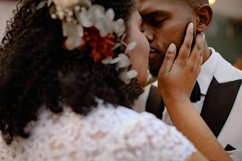 As melhores ideias e inspirações criativas de fotos de casamento registradas por fotógrafos profissionais de eventos da empresa Criativus Foto e Vídeo no Espaço Buffet Novo Sonho: Foto protocolares dos noivos na cerimônia'