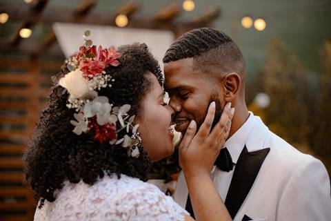 As melhores ideias e inspirações criativas de fotos de casamento registradas por fotógrafos profissionais de eventos da empresa Criativus Foto e Vídeo no Espaço Buffet Novo Sonho: Foto protocolares dos noivos na cerimônia'