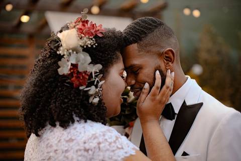 As melhores ideias e inspirações criativas de fotos de casamento registradas por fotógrafos profissionais de eventos da empresa Criativus Foto e Vídeo no Espaço Buffet Novo Sonho: Foto protocolares dos noivos na cerimônia'