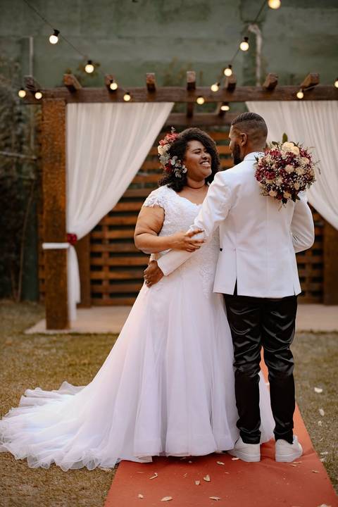 As melhores ideias e inspirações criativas de fotos de casamento registradas por fotógrafos profissionais de eventos da empresa Criativus Foto e Vídeo no Espaço Buffet Novo Sonho: Foto protocolares dos noivos na cerimônia'