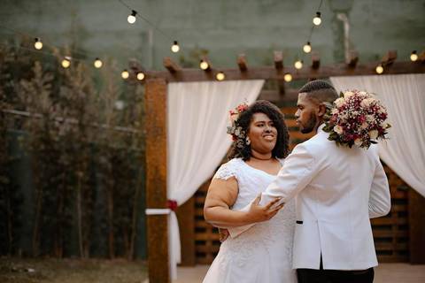 As melhores ideias e inspirações criativas de fotos de casamento registradas por fotógrafos profissionais de eventos da empresa Criativus Foto e Vídeo no Espaço Buffet Novo Sonho: Foto protocolares dos noivos na cerimônia'