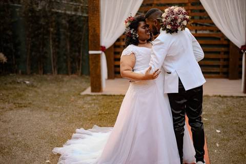 As melhores ideias e inspirações criativas de fotos de casamento registradas por fotógrafos profissionais de eventos da empresa Criativus Foto e Vídeo no Espaço Buffet Novo Sonho: Foto protocolares dos noivos na cerimônia'