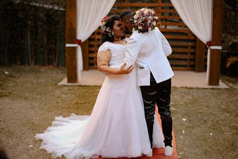 As melhores ideias e inspirações criativas de fotos de casamento registradas por fotógrafos profissionais de eventos da empresa Criativus Foto e Vídeo no Espaço Buffet Novo Sonho: Foto protocolares dos noivos na cerimônia'