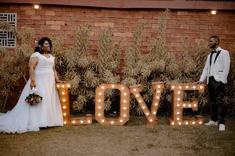 As melhores ideias e inspirações criativas de fotos de casamento registradas por fotógrafos profissionais de eventos da empresa Criativus Foto e Vídeo no Espaço Buffet Novo Sonho: Foto protocolares dos noivos na cerimônia'