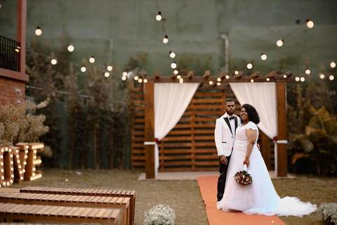 As melhores ideias e inspirações criativas de fotos de casamento registradas por fotógrafos profissionais de eventos da empresa Criativus Foto e Vídeo no Espaço Buffet Novo Sonho: Foto protocolares dos noivos na cerimônia'