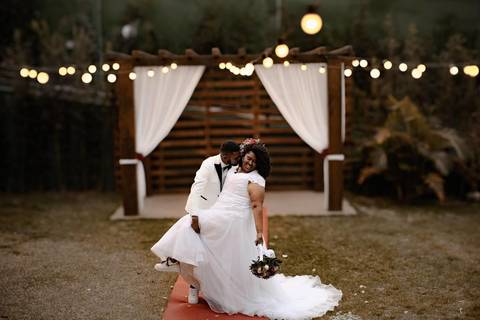 As melhores ideias e inspirações criativas de fotos de casamento registradas por fotógrafos profissionais de eventos da empresa Criativus Foto e Vídeo no Espaço Buffet Novo Sonho: Foto protocolares dos noivos na cerimônia'