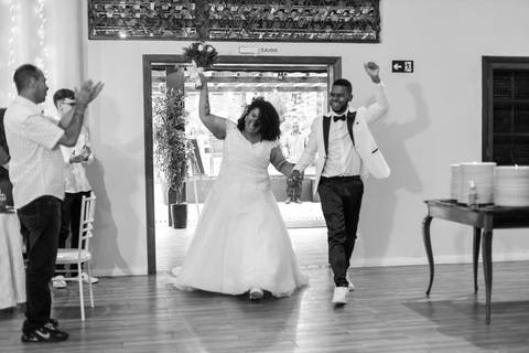 As melhores ideias e inspirações criativas de fotos de casamento registradas por fotógrafos profissionais de eventos da empresa Criativus Foto e Vídeo no Espaço Buffet Novo Sonho: Foto dos noivos entrando na recepção da festa'