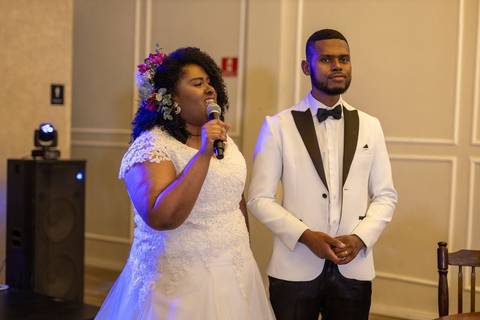 As melhores ideias e inspirações criativas de fotos de casamento registradas por fotógrafos profissionais de eventos da empresa Criativus Foto e Vídeo no Espaço Buffet Novo Sonho: Foto dos noivos na festa'