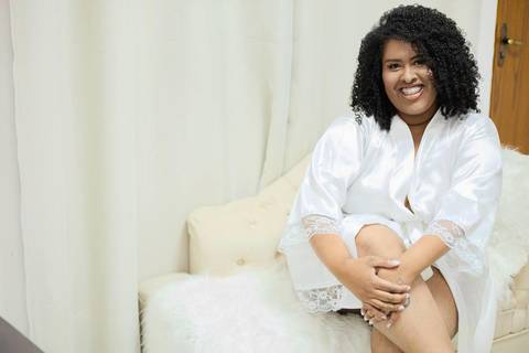 As melhores ideias e inspirações criativas de fotos de casamento registradas por fotógrafos profissionais de eventos da empresa Criativus Foto e Vídeo no Espaço Buffet Novo Sonho: Fotos do making of da noiva'