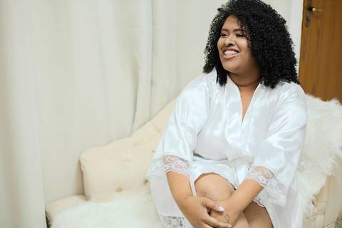 As melhores ideias e inspirações criativas de fotos de casamento registradas por fotógrafos profissionais de eventos da empresa Criativus Foto e Vídeo no Espaço Buffet Novo Sonho: Fotos do making of da noiva'