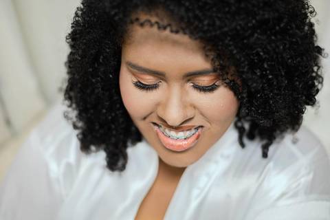 As melhores ideias e inspirações criativas de fotos de casamento registradas por fotógrafos profissionais de eventos da empresa Criativus Foto e Vídeo no Espaço Buffet Novo Sonho: Fotos do making of da noiva'