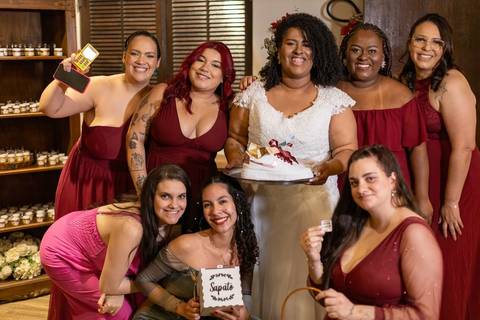 As melhores ideias e inspirações criativas de fotos de casamento registradas por fotógrafos profissionais de eventos da empresa Criativus Foto e Vídeo no Espaço Buffet Novo Sonho: Foto da noiva com as madrinhas'