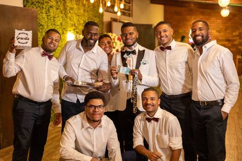 As melhores ideias e inspirações criativas de fotos de casamento registradas por fotógrafos profissionais de eventos da empresa Criativus Foto e Vídeo no Espaço Buffet Novo Sonho: Foto do noivo com os padrinhos '