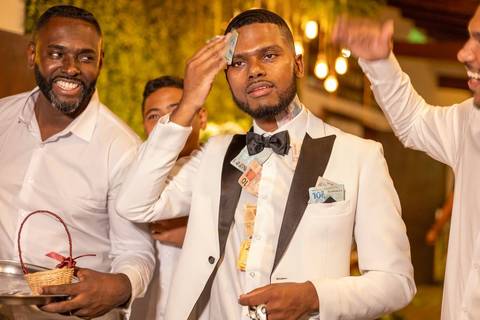 As melhores ideias e inspirações criativas de fotos de casamento registradas por fotógrafos profissionais de eventos da empresa Criativus Foto e Vídeo no Espaço Buffet Novo Sonho: Foto do noivo com os padrinhos '