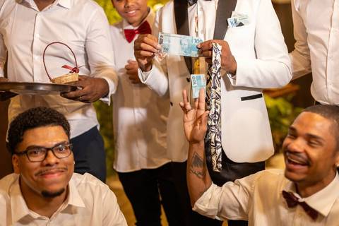 As melhores ideias e inspirações criativas de fotos de casamento registradas por fotógrafos profissionais de eventos da empresa Criativus Foto e Vídeo no Espaço Buffet Novo Sonho: Foto do noivo com os padrinhos '